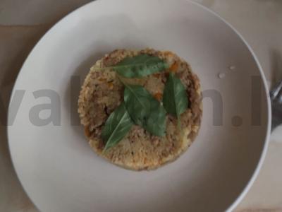 Kuskusas su daržovėmis ir faršu keptuvėje pagrindine nuotrauka