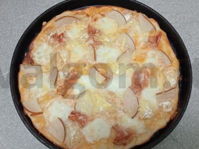 Pica su trimis sūrio rūšimis, kriauše ir kumpiu Žingsnis 9