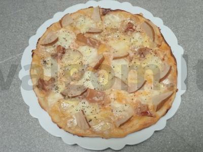 Pica su trimis sūrio rūšimis, kriauše ir kumpiu Žingsnis 10