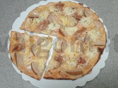 Pica su trimis sūrio rūšimis, kriauše ir kumpiu pagrindine nuotrauka