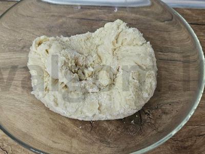 Čeburekai su kreminiu sūriu, dešrele ir sūriu Žingsnis 1