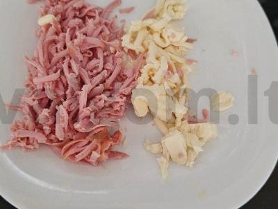 Čeburekai su kreminiu sūriu, dešrele ir sūriu Žingsnis 2