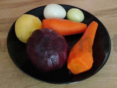 Sluoksniuotas salotas „Skumbrija po kailiu“ Žingsnis 1