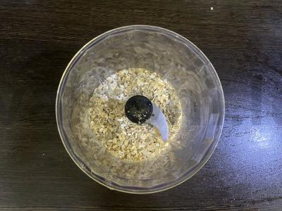 Vaikų avižinių dribsnių blynai su varške ir bananais Žingsnis 1