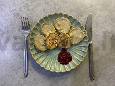 Vaikų avižinių dribsnių blynai su varške ir bananais pagrindine nuotrauka