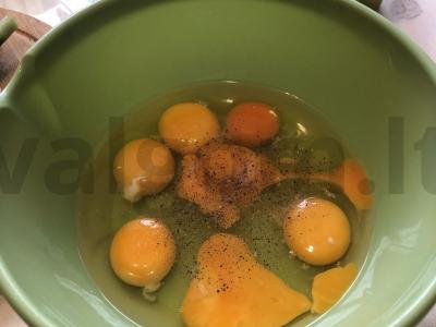 Omletas su virtomis dešromis ir svogūnais Žingsnis 1