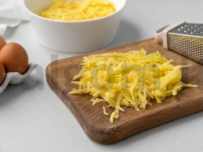 Bulviniai blynai su upėtakiu ir kiaušiniu Žingsnis 1