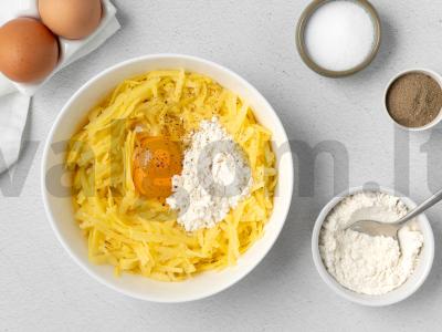 Bulviniai blynai su upėtakiu ir kiaušiniu Žingsnis 2