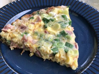 Omletas su virtomis dešromis ir svogūnais pagrindine nuotrauka