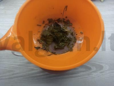 Žalioji arbata su juodųjų serbentų lapais ir vyšnių sultimis Žingsnis 4