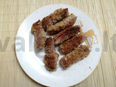 Dešrelės sūrio apsuptyje su džiūvėsėliais pagrindine nuotrauka