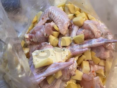 Vištienos sparneliai su bulvėmis Žingsnis 3