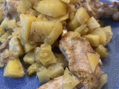 Vištienos sparneliai su bulvėmis pagrindine nuotrauka