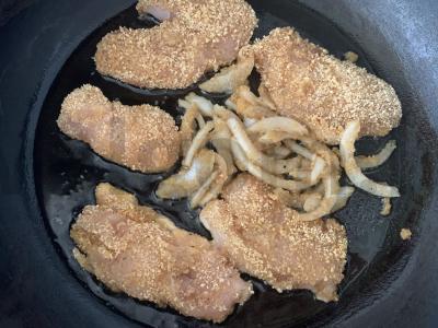 Vištienos filė traškioje plutelėje su svogūnais Žingsnis 5