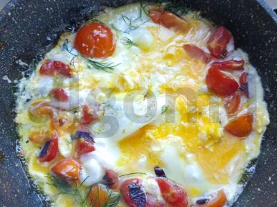 Kiaušinienė su pomidorais ir prieskoniais pagrindine nuotrauka