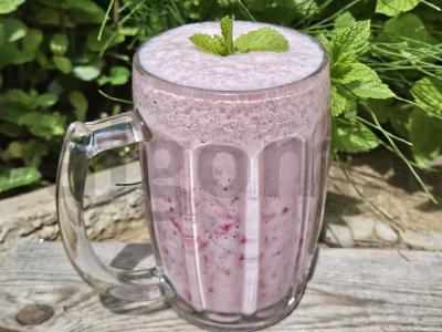 Pieno-straawberry kokteilis pagrindine nuotrauka