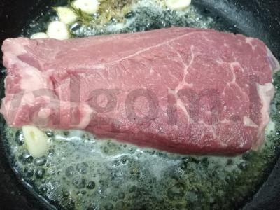 Jautienos steikas, kepamas kvapniame svieste Žingsnis 3