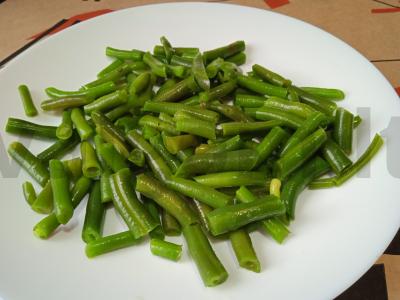 Salotas su žaliąja pupelių, krevetėmis ir alyvuogėmis Žingsnis 1