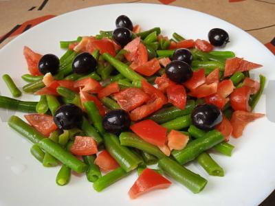 Salotas su žaliąja pupelių, krevetėmis ir alyvuogėmis Žingsnis 3