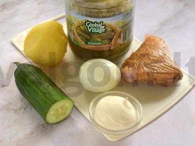 Salotos su rūkytomis vištienos krūtinėlėmis ir agurkais Žingsnis 1