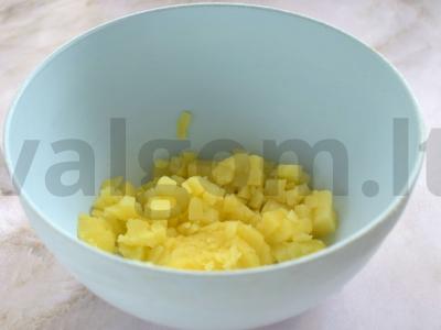 Salotos su rūkytomis vištienos krūtinėlėmis ir agurkais Žingsnis 2