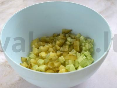 Salotos su rūkytomis vištienos krūtinėlėmis ir agurkais Žingsnis 3