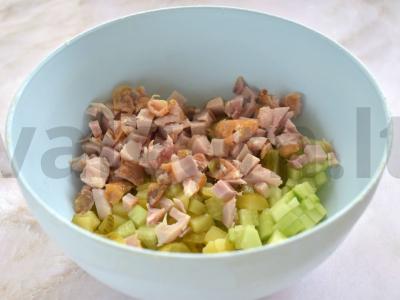 Salotos su rūkytomis vištienos krūtinėlėmis ir agurkais Žingsnis 4