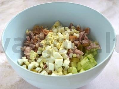 Salotos su rūkytomis vištienos krūtinėlėmis ir agurkais Žingsnis 5