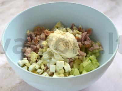 Salotos su rūkytomis vištienos krūtinėlėmis ir agurkais Žingsnis 6