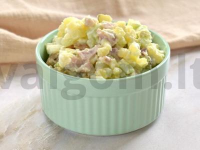 Salotos su rūkytomis vištienos krūtinėlėmis ir agurkais pagrindine nuotrauka