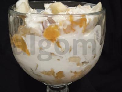 Vaisių salotos su jogurtu ir sausainiais pagrindine nuotrauka