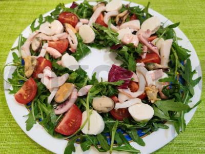 Jūros gėrybių salotas pagrindine nuotrauka