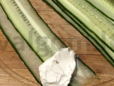 Agurkų ritinėliai su sūriu ir žolelėmis Žingsnis 3