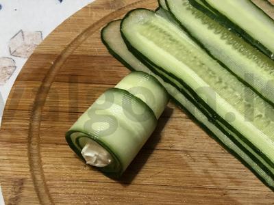 Agurkų ritinėliai su sūriu ir žolelėmis Žingsnis 4