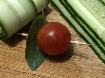 Agurkų ritinėliai su sūriu ir žolelėmis Žingsnis 5