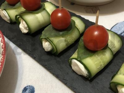 Agurkų ritinėliai su sūriu ir žolelėmis pagrindine nuotrauka