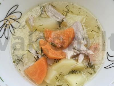 Naminių vištienos sultinys pagrindine nuotrauka