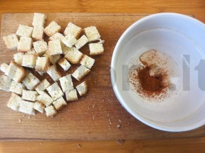 Traškūs skrudinti duonos kubeliai su šašlyko skoniu keptuvėje Žingsnis 1