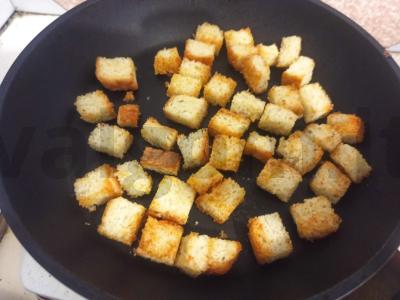 Traškūs skrudinti duonos kubeliai su šašlyko skoniu keptuvėje Žingsnis 2