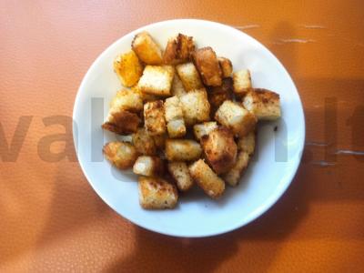 Traškūs skrudinti duonos kubeliai su šašlyko skoniu keptuvėje pagrindine nuotrauka