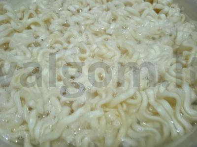 Aštrus greito paruošimo makaronų dubuo su jautienos bekonu Žingsnis 2