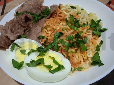 Aštrus greito paruošimo makaronų dubuo su jautienos bekonu pagrindine nuotrauka