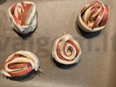 Sluoksniuotos rožės su obuoliais Žingsnis 6