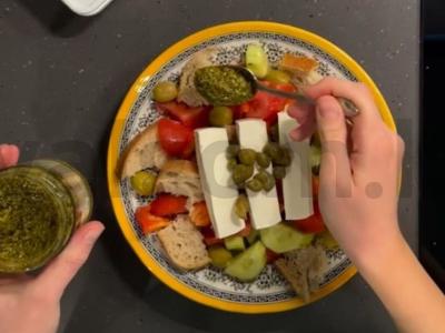 Graikiškas salotas su rugine duona Žingsnis 8