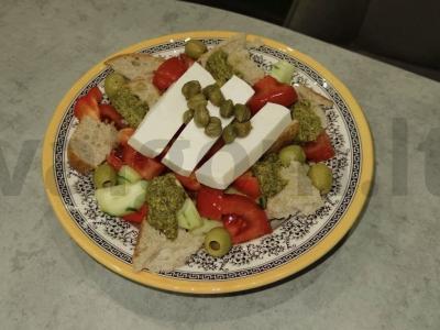 Graikiškas salotas su rugine duona pagrindine nuotrauka