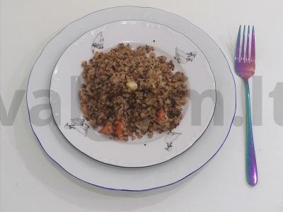 Grikių košė su quinoa kaip garnyras pagrindine nuotrauka