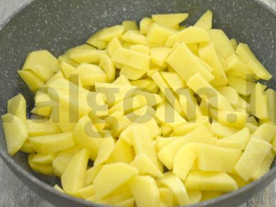 Bulvės keptos su svogūnais ir šonine Žingsnis 3