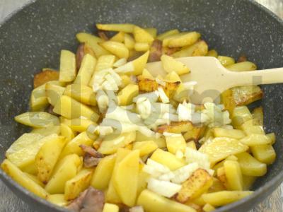 Bulvės keptos su svogūnais ir šonine Žingsnis 4