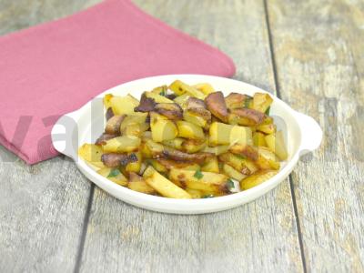 Bulvės keptos su svogūnais ir šonine pagrindine nuotrauka