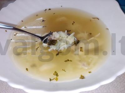 Lengvas vištienos sriuba su vermišeliais pagrindine nuotrauka